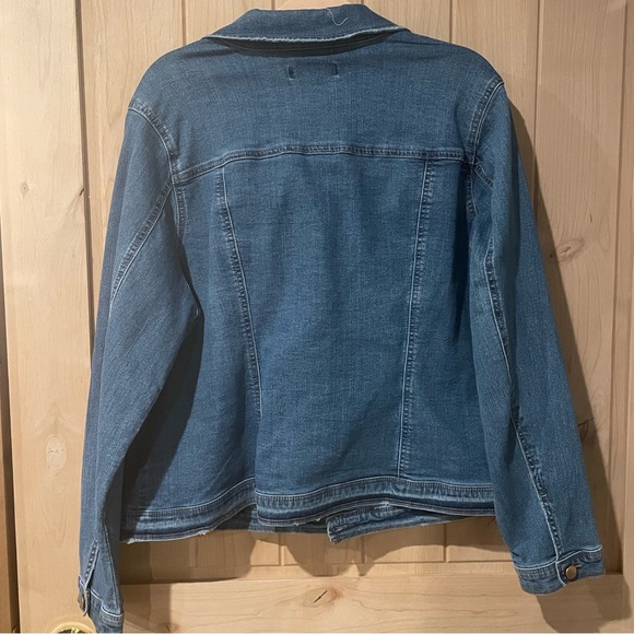 1822 denim jean jacket. 2X. EUC. Super versatile. Nice and comfy with stretch. - Picture 3 of 4